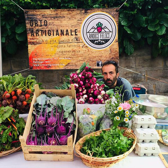 I prodotti dell'azienda agricola sui banchi del mercato